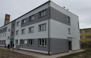 Budynek internatu Zespołu Szkół Ekonomiczno-Technicznych w Rakowicach Wielkich po rewitalizacji