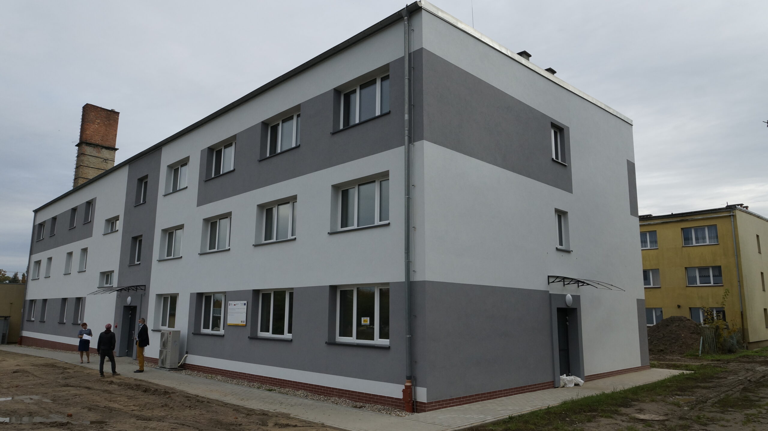 Budynek internatu Zespołu Szkół Ekonomiczno-Technicznych w Rakowicach Wielkich po rewitalizacji