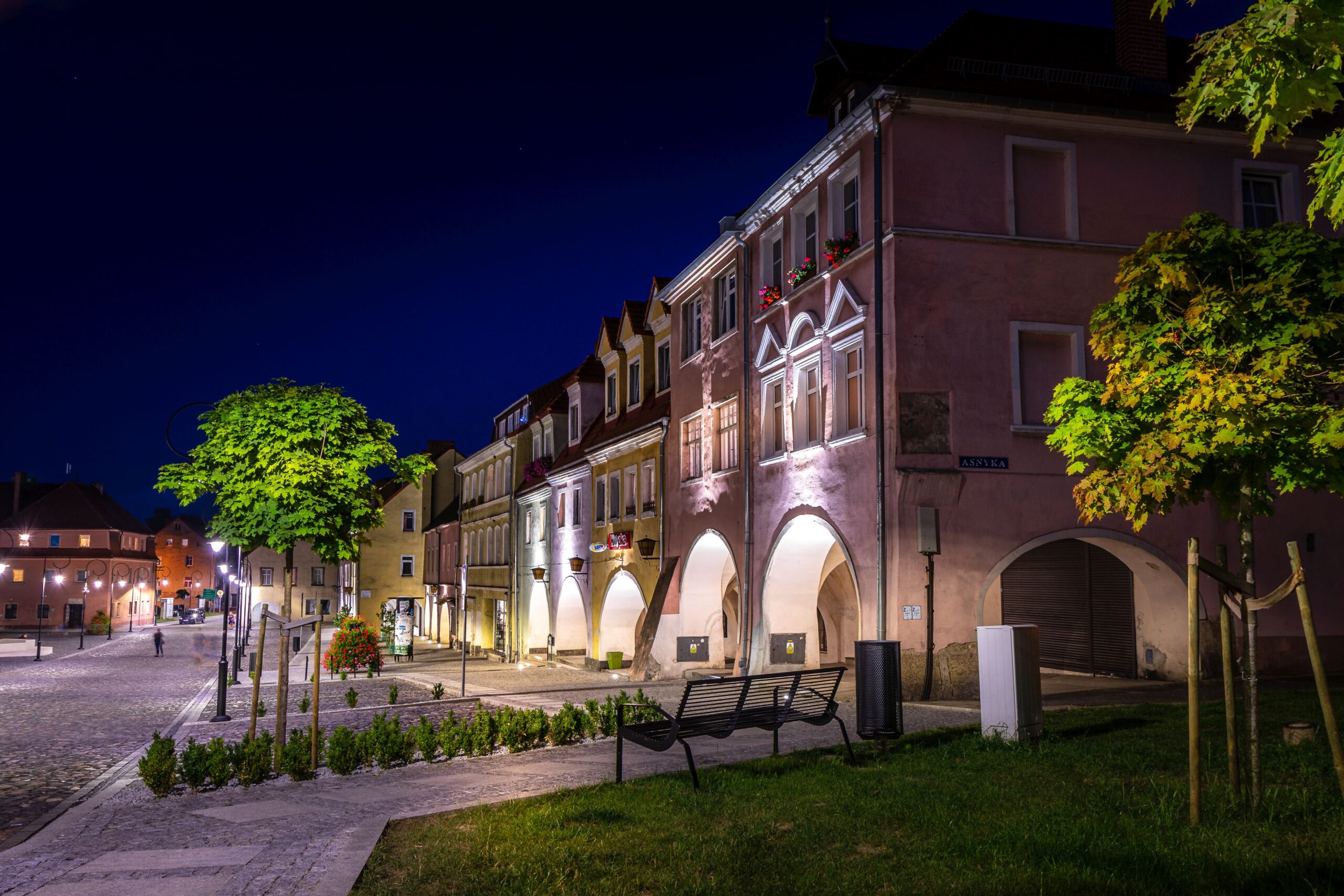 Kamieniczki w Lubomierzu sfotografowane wieczorem. Zdjęcie Milan Vokáty
