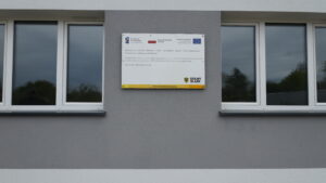 tablica informacyjna na budynku internatu w ZSET w Rakowiach Wielkich