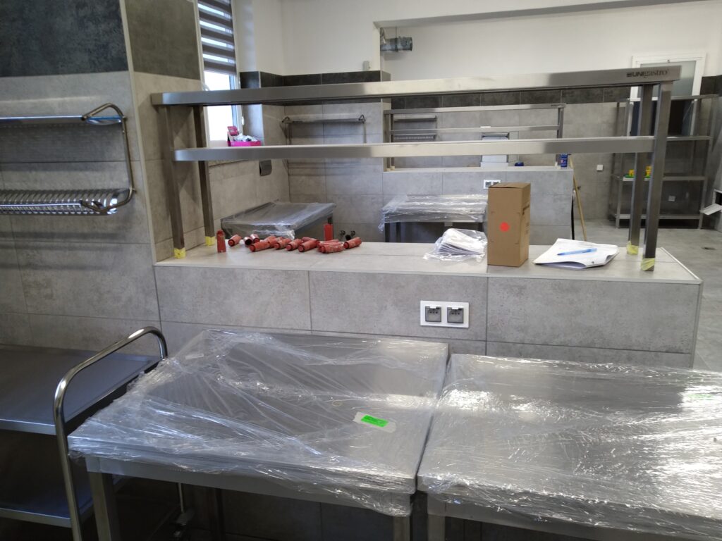 Urządzenia kuchenne w nowym internacie w ZSET w Rakowicach Wielkich