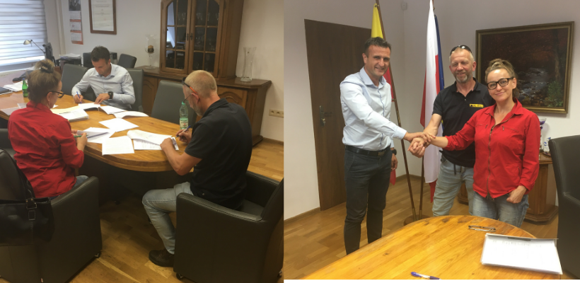 Moment podpisywania umowy między Starostą Lwóweckim a przedstawicielami Stowarzyszenia Mocni na wykonywania usługi pn. opieka wytchnieniowa