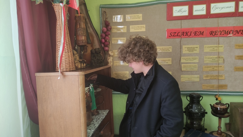 Na zdjęciu uczeń ZSOiZ w Gryfowie Ślaskim ogląda wystawe w klasie muzealnej w Szkole Podstawowej nr 2 w Gryfowie Śląskim