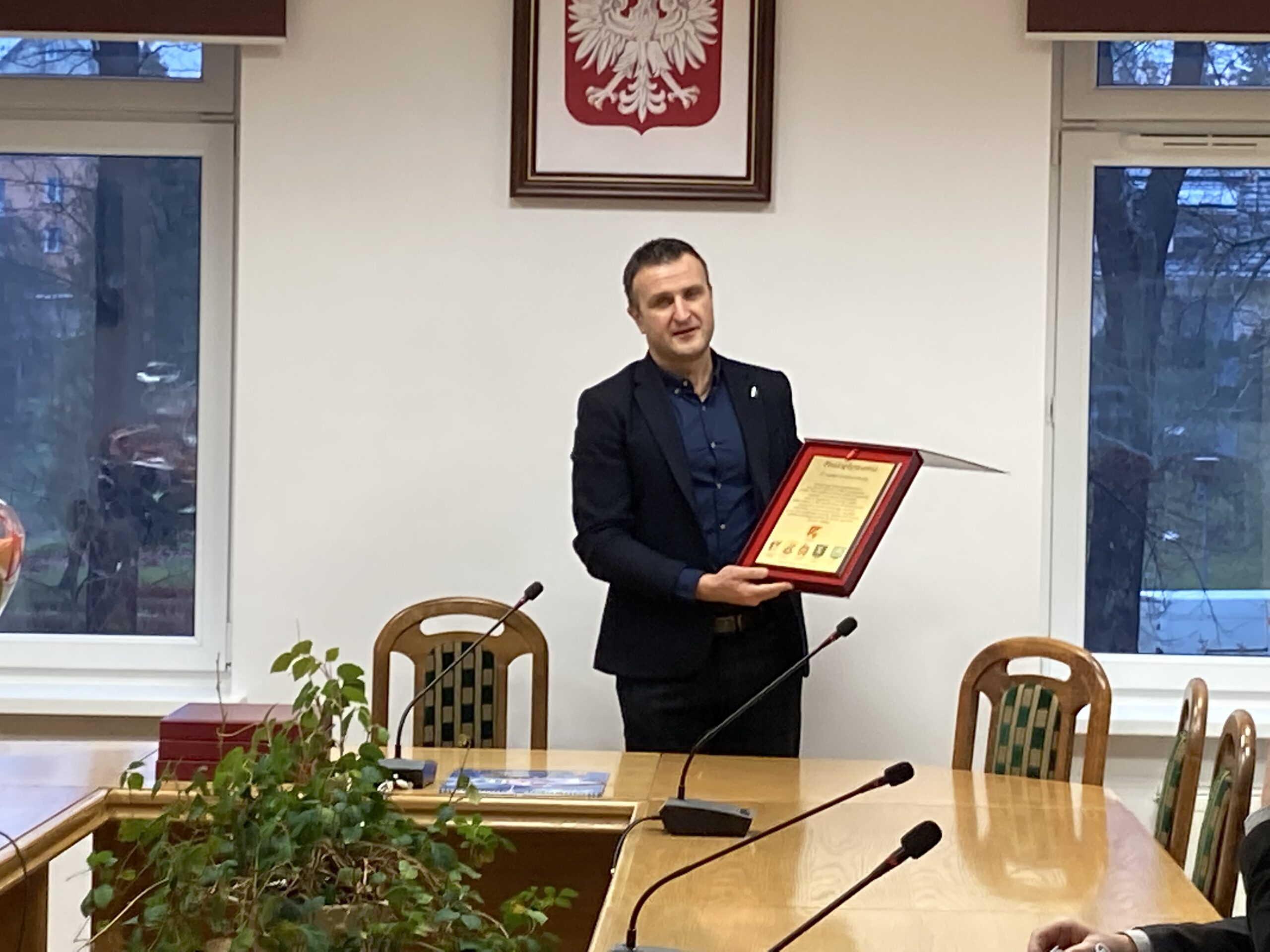 Starosta Lwówecki Daniel Koko prezentuje pamiątkową tabiczkę