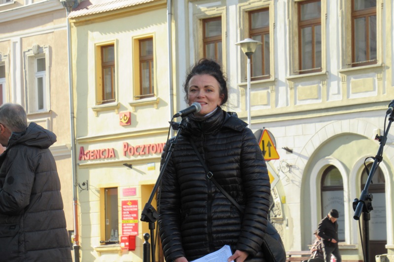 uczniowie i władze Gryfowa oraz Starosta Lwówecki Daniel Koko biorą udział w narodowym czytaniu na rynku w Gryfowie Śląskim