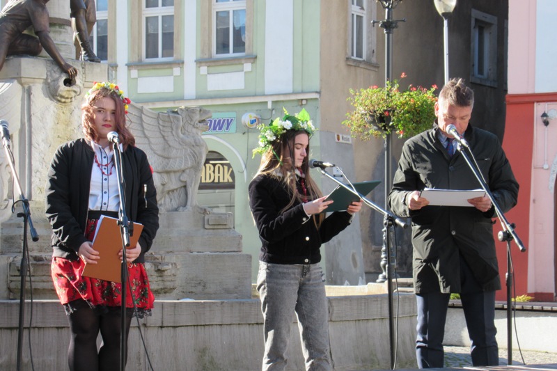 uczniowie i władze Gryfowa oraz Starosta Lwówecki Daniel Koko biorą udział w narodowym czytaniu na rynku w Gryfowie Śląskim