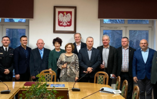 Wspólna fotografia wszystkich burmistrzów gmin powiatu lwóweckiego oraz starosty i wicestarosty, jak również honorowych gości.