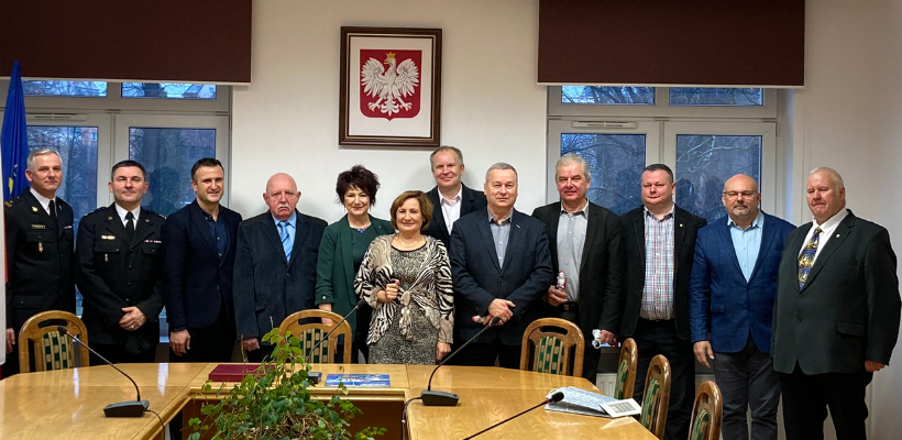 Wspólna fotografia wszystkich burmistrzów gmin powiatu lwóweckiego oraz starosty i wicestarosty, jak również honorowych gości.
