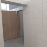 wyremontowany fragment łazienki - korytarz, w głębii drzwi do kabiny