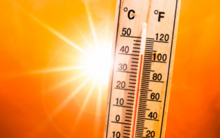 termometr wskazujący 40 stopni celsjusza na tle słońca