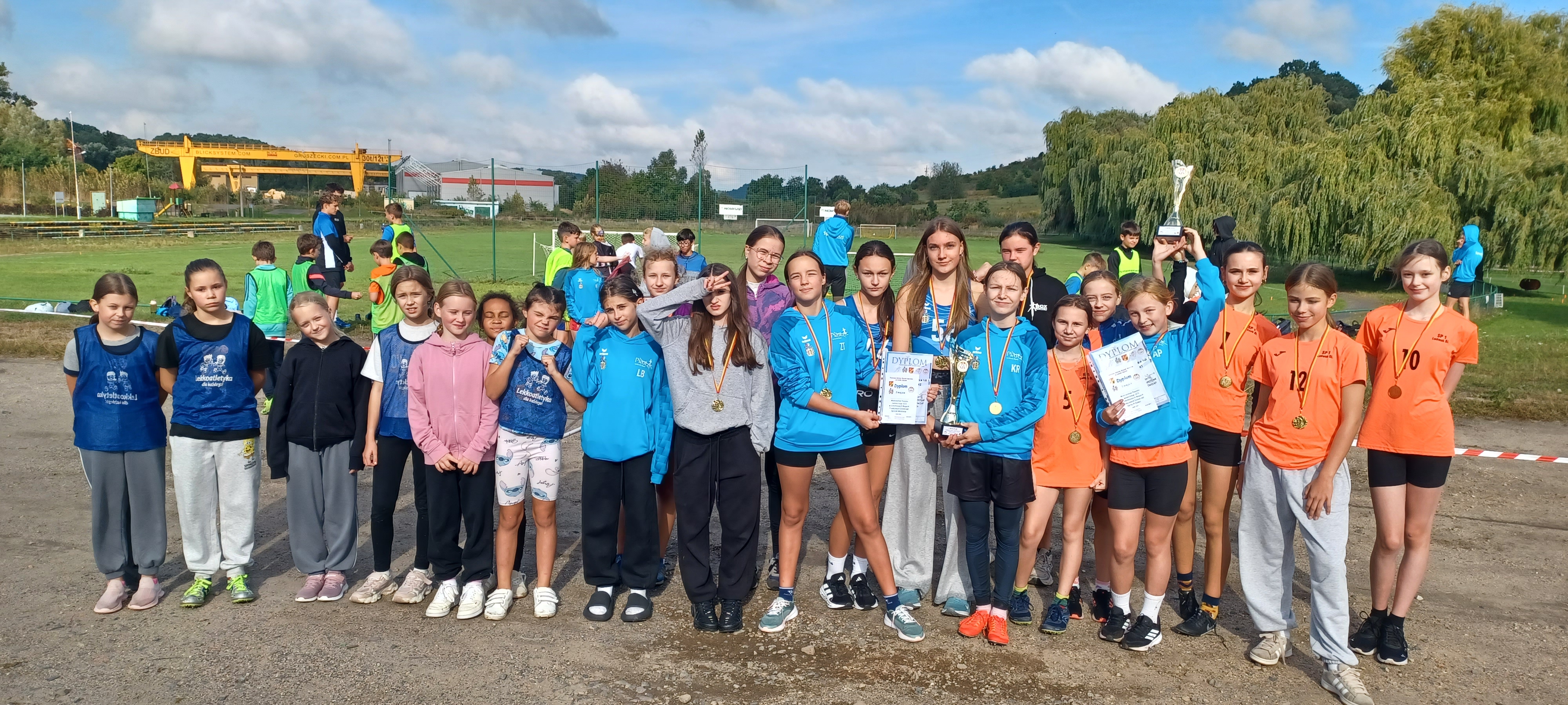 MISTRZOSTWA POWIATU LWÓWECKIEGO SZKOLNEGO ZWIĄZKU SPORTOWEGO W SZTAFETOWYCH BIEGACH PRZEŁAJOWYCH