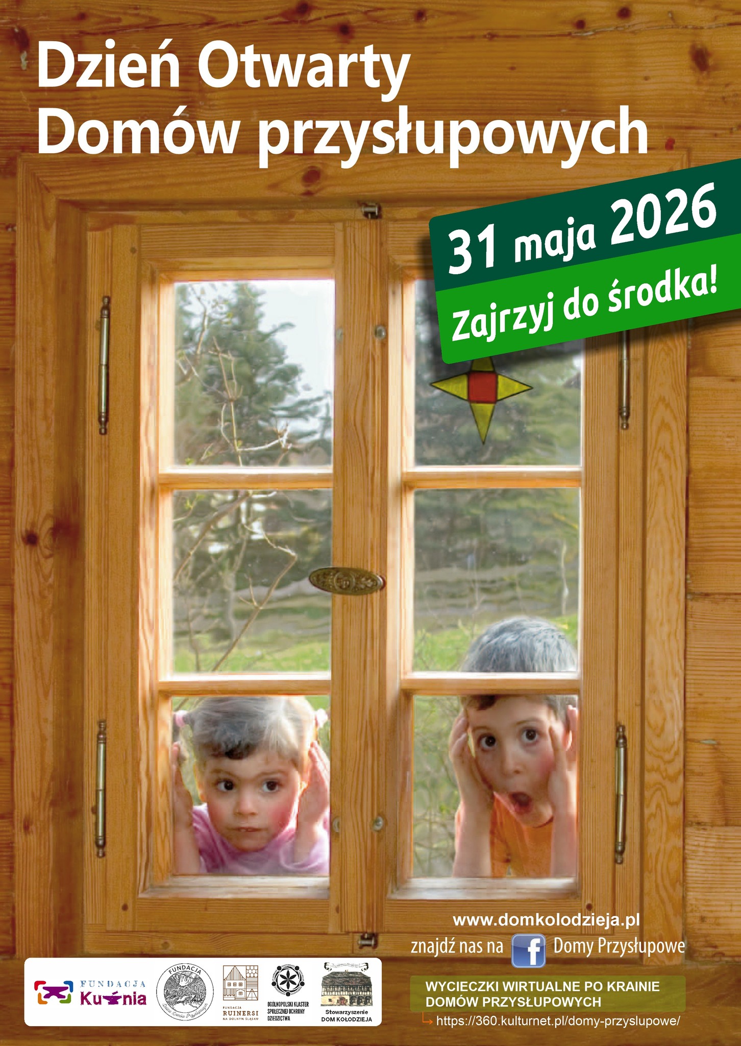 Ulotka zapraszająca na dzień otwarty Domów Przysłupowych na zdjęciu dwóch chłopców w granicy wieku 5 lat zaglądający przez stare drewniane okno