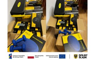 sprzęt rehabilitacyjny dla uczestników projektu Pomocna dłoń dla powiatu Lwóweckiego na zdjęciu min. piłki rehabilitacyjne w kilku rozmiarach, maty do ćwiczeń, gumy oporowe, hantle, steppery, platformy równoważne, poduszki sensoryczne, wałki do ćwiczeń oraz kołdry obciążeniowe. Doposażono również zajęcia w opaski stabilizujące, pas ortopedyczny oraz sprzęt wykorzystywany w terapii logopedycznej.