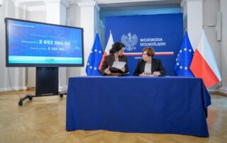 odebranie promoesy na zdjęciu starosta powiatu Małgorzata Szczepańsa oraz Wojewoda Dolnoślaski Anna Zabska