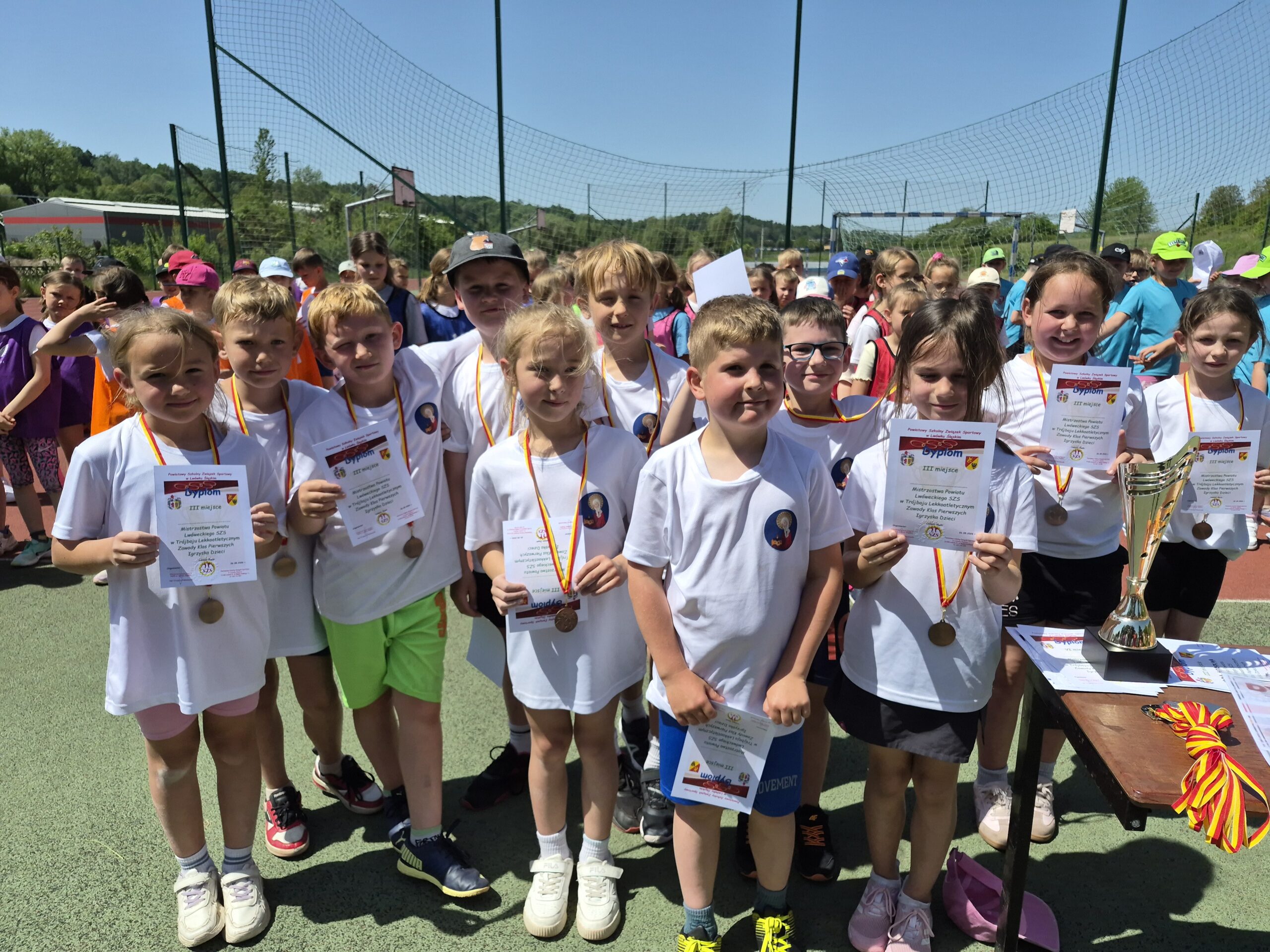 20260526_122624 TRÓJBÓJ LEKKOATLETYCZNY - ZAWODY KLASY PIERWSZYCH I DRUGICH grupa dzieci z dyplomami
