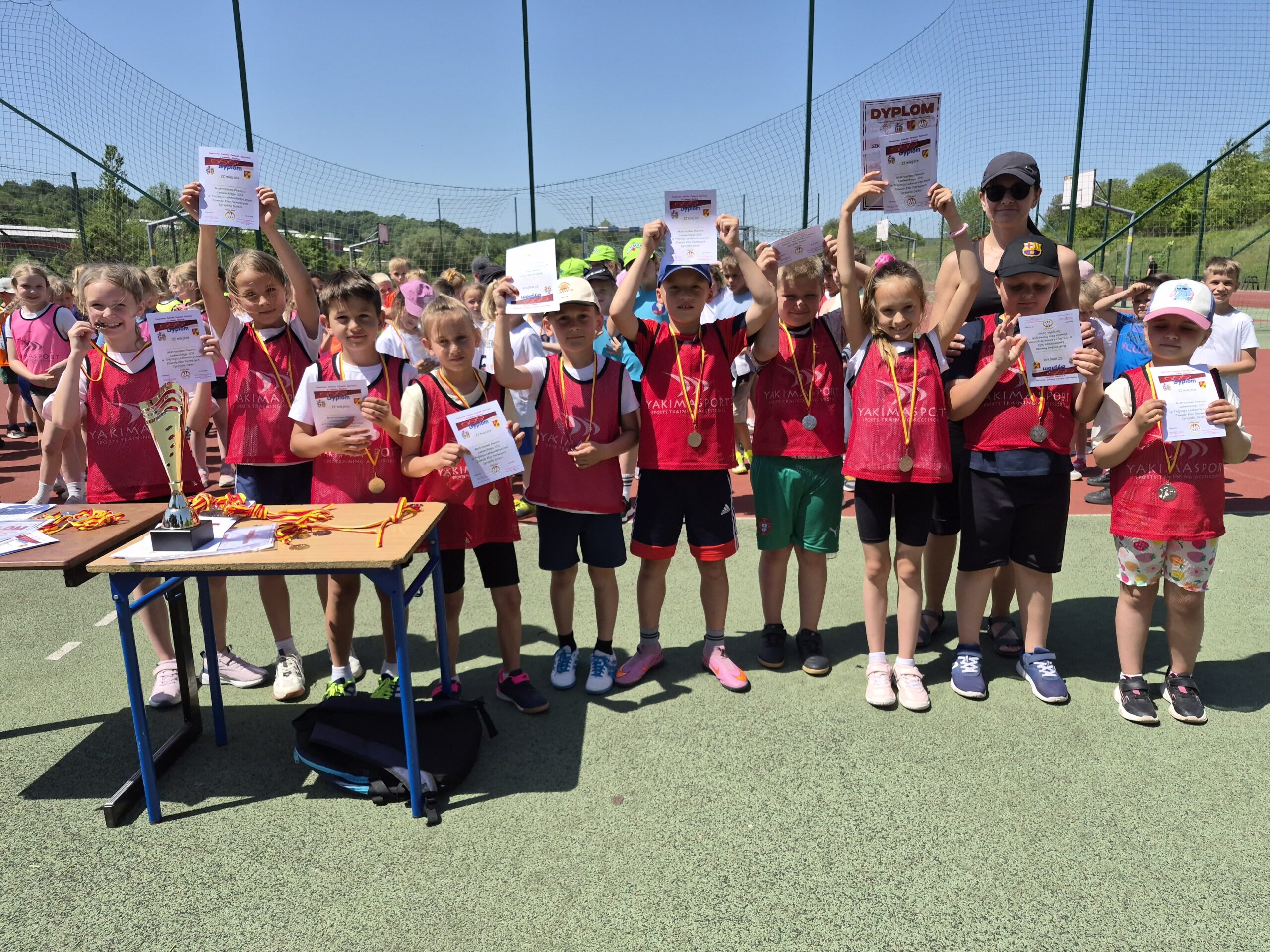 20260526_122739 TRÓJBÓJ LEKKOATLETYCZNY - ZAWODY KLASY PIERWSZYCH I DRUGICH grupa dzieci z dyplomami