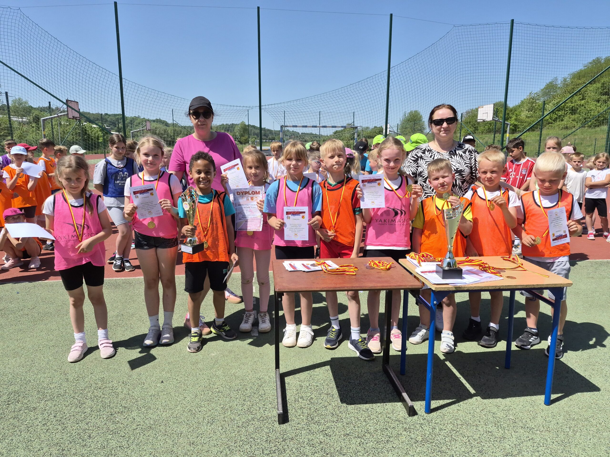 20260526_122905 TRÓJBÓJ LEKKOATLETYCZNY - ZAWODY KLASY PIERWSZYCH I DRUGICH grupa dzieci z dyplomami