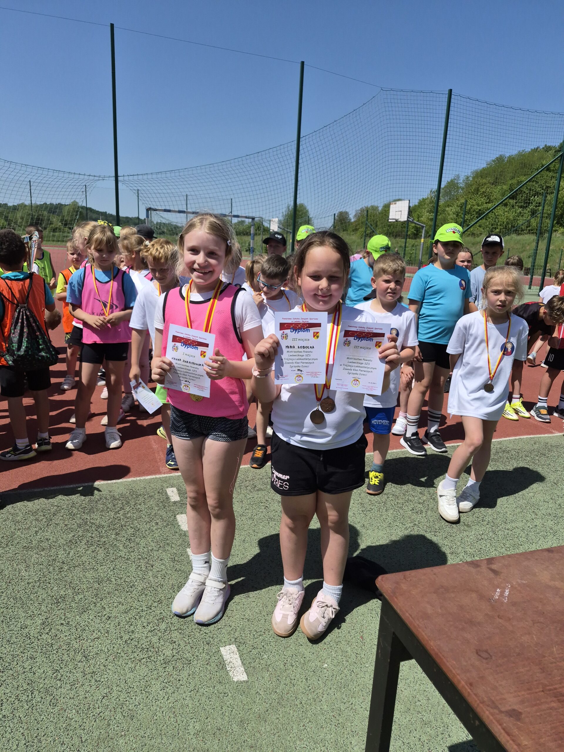20260526_123029 TRÓJBÓJ LEKKOATLETYCZNY - ZAWODY KLASY PIERWSZYCH I DRUGICH grupa dzieci z dyplomami