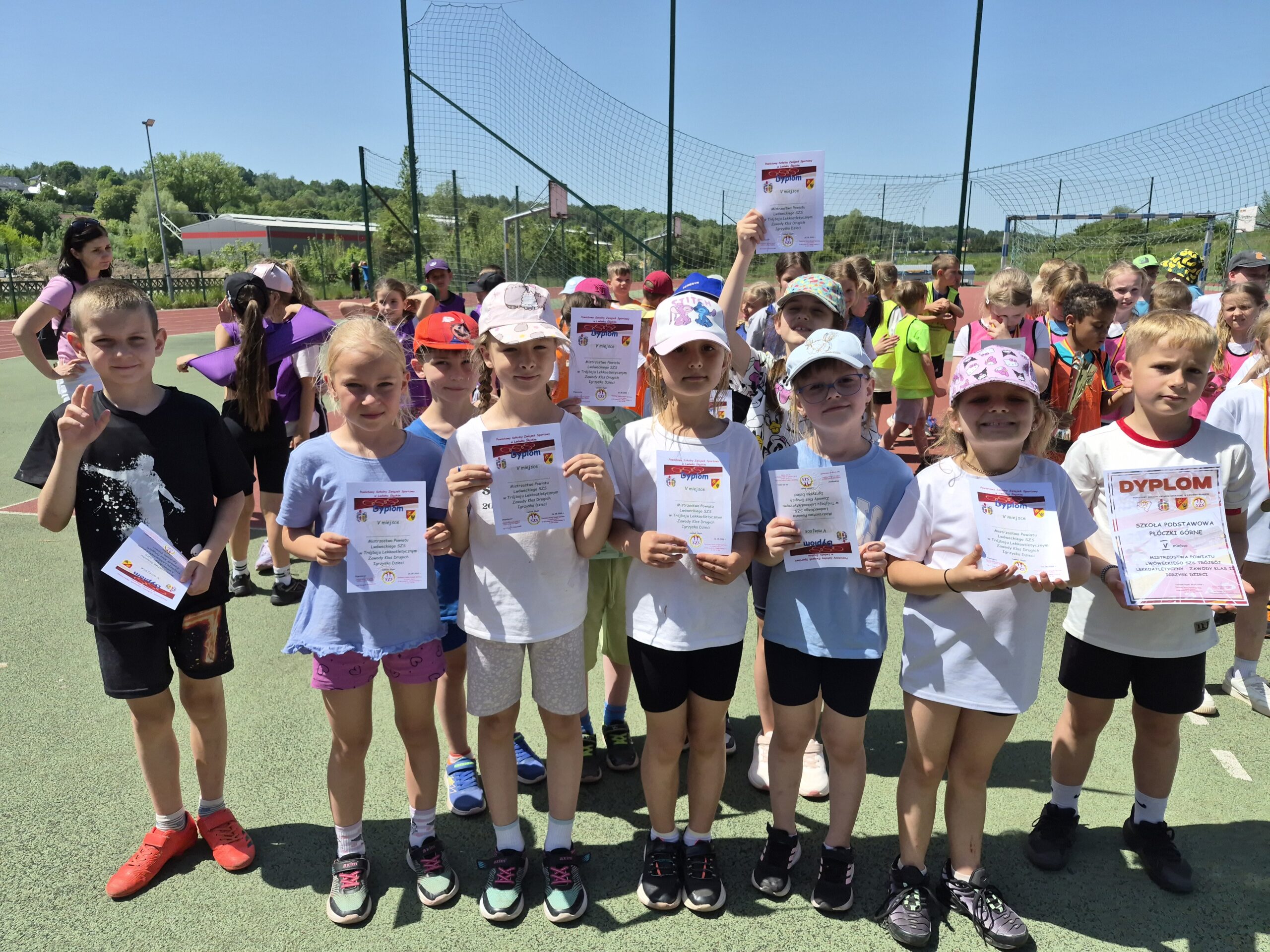 20260526_123324 TRÓJBÓJ LEKKOATLETYCZNY - ZAWODY KLASY PIERWSZYCH I DRUGICH grupa dzieci z dyplomami