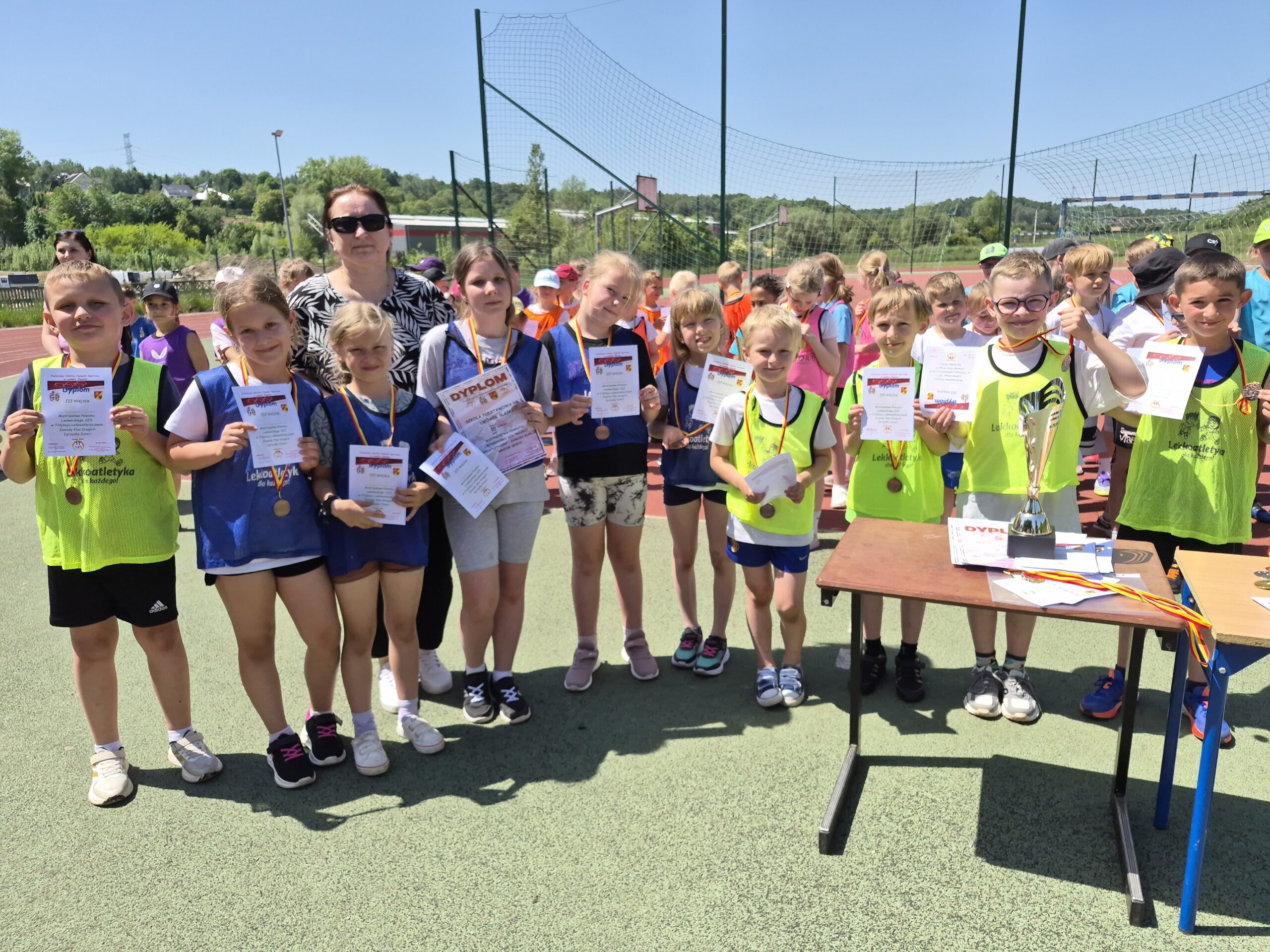 20260526_123539 TRÓJBÓJ LEKKOATLETYCZNY - ZAWODY KLASY PIERWSZYCH I DRUGICH grupa dzieci z dyplomami