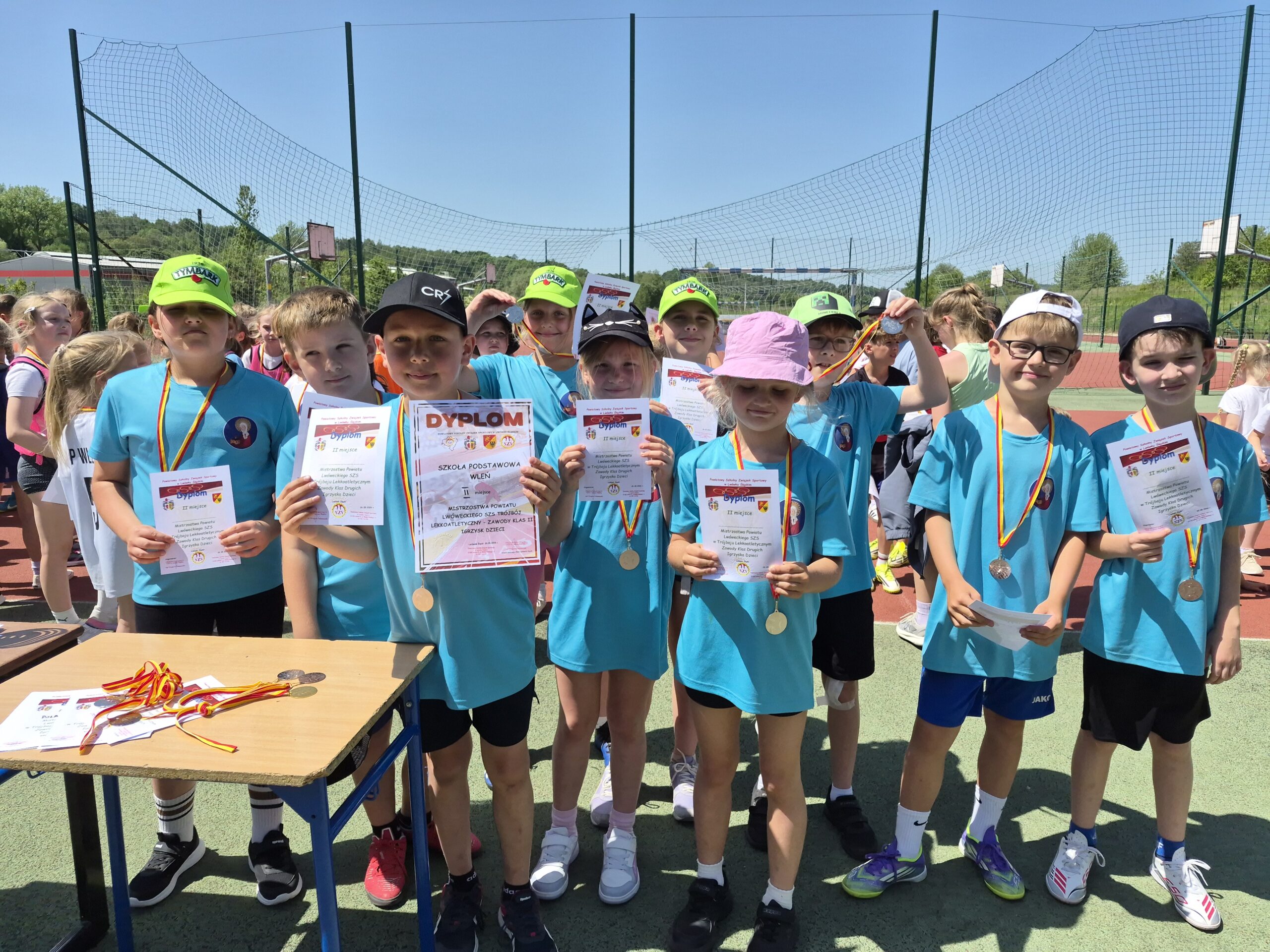 20260526_123703 TRÓJBÓJ LEKKOATLETYCZNY - ZAWODY KLASY PIERWSZYCH I DRUGICH grupa dzieci z dyplomami