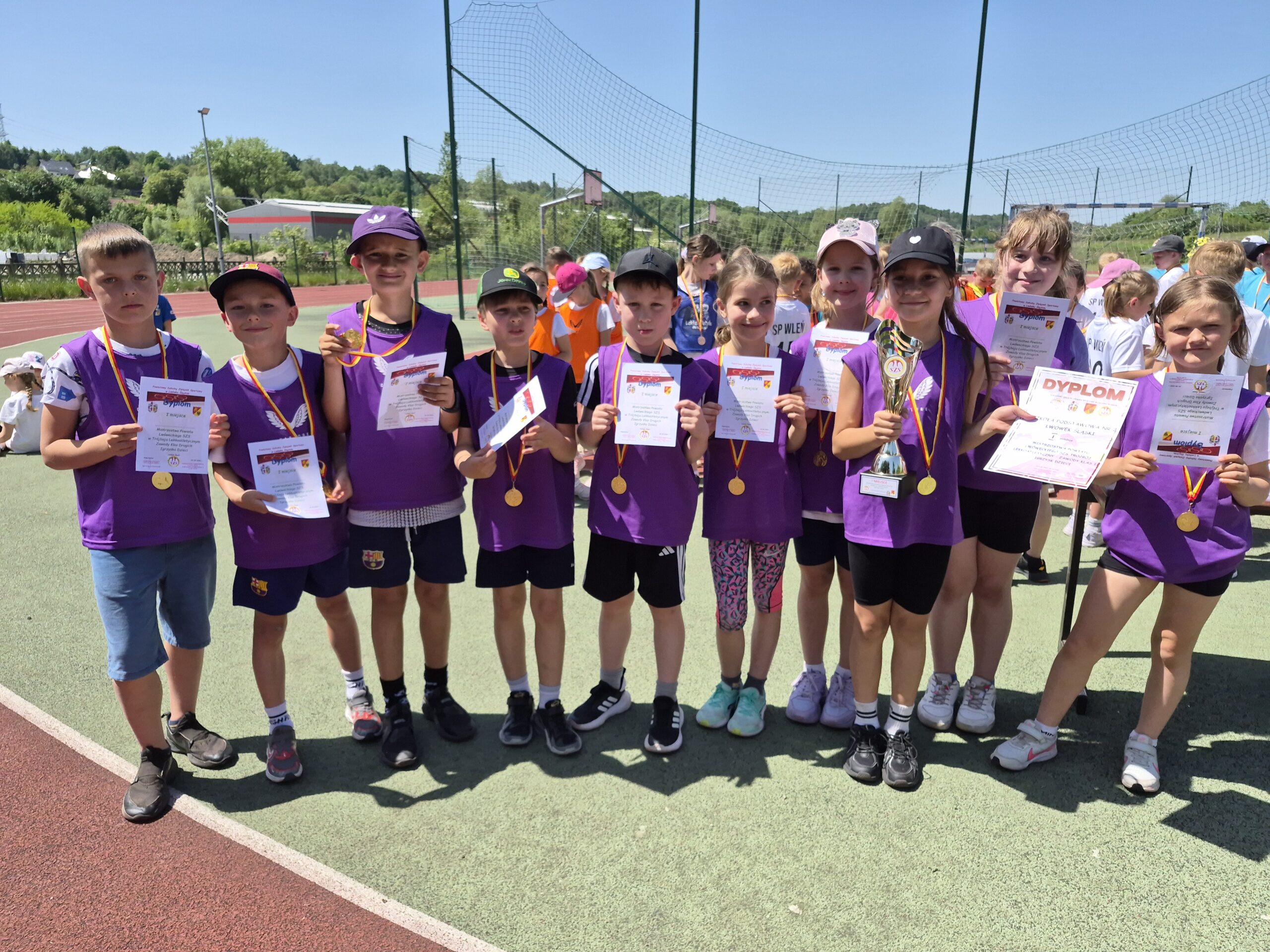 20260526_123830 TRÓJBÓJ LEKKOATLETYCZNY - ZAWODY KLASY PIERWSZYCH I DRUGICH grupa dzieci z dyplomami