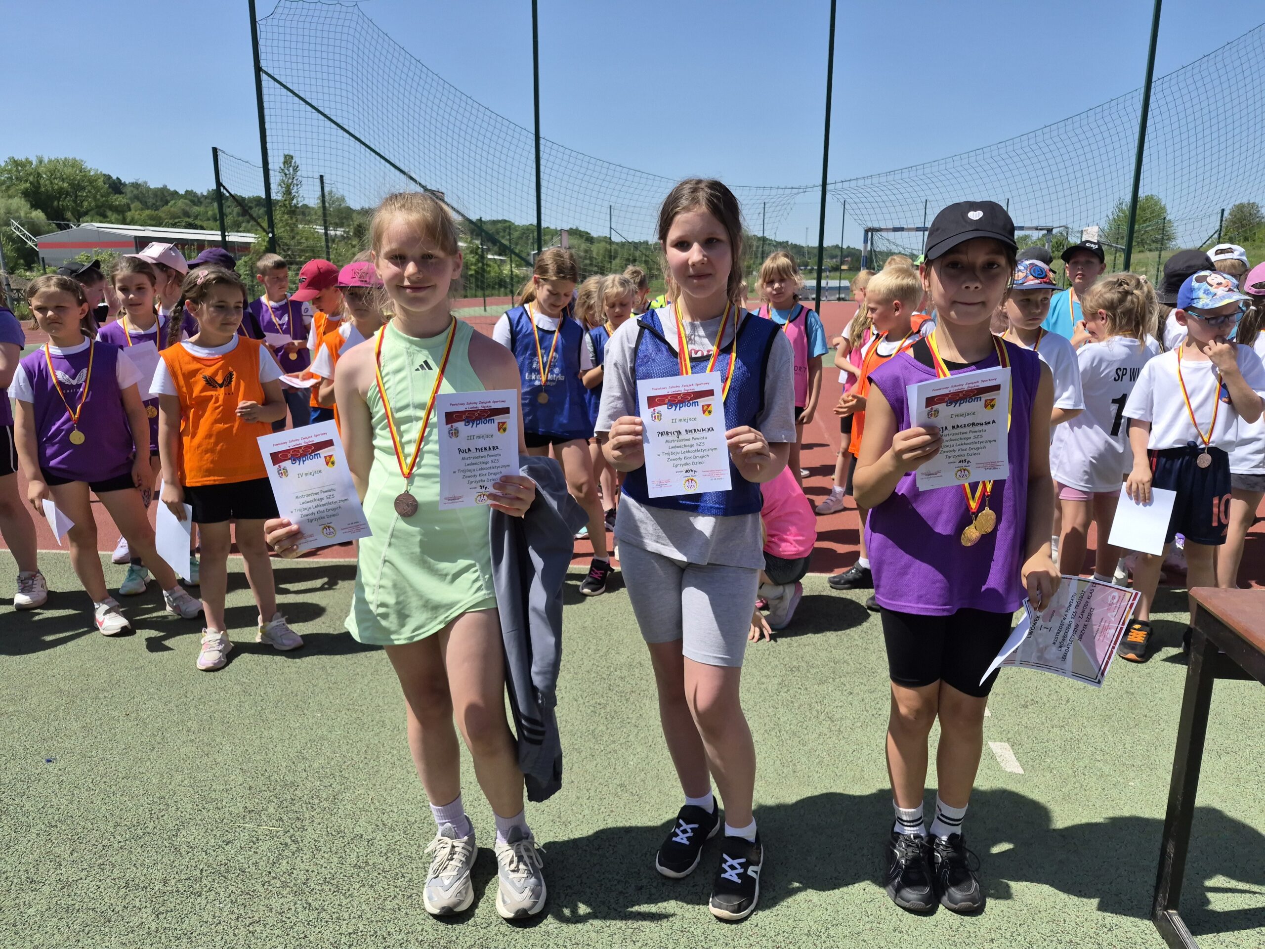 20260526_123938 TRÓJBÓJ LEKKOATLETYCZNY - ZAWODY KLASY PIERWSZYCH I DRUGICH grupa dzieci z dyplomami