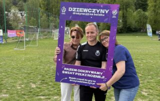 stadion dwie kobiety i mężczyzna