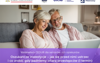 starsze małżeństwo w siwych włosach patrzące w laptop
