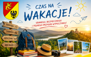 napis cza na wakacje drogowskaz wskazujący kierunke odpoczynku i podróży na pierwszym planie plecak kalepusz ksiązki i fotografię