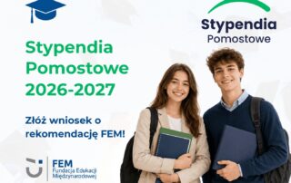Grafika informacyjna programu „Stypendia Pomostowe 2026–2027”. Przedstawia dwoje uśmiechniętych młodych ludzi z plecakami i materiałami edukacyjnymi. Na grafice widnieje hasło „Złóż wniosek o rekomendację FEM!” oraz logo Fundacji Edukacji Międzynarodowej i programu Stypendia Pomostowe.