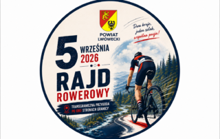 Grafika promująca Rajd Rowerowy organizowany przez Powiat Lwówecki, który odbędzie się 5 września 2026 r. Przedstawia rowerzystę na tle górskiego krajobrazu, lasów, rzeki i krętej drogi. Na grafice widnieje herb Powiatu Lwóweckiego oraz hasła „Dwa kraje, jeden szlak, wspólna pasja!” i „Transgraniczna przygoda po obu stronach granicy”.