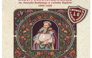 Grafika jubileuszowa Liceum Ogólnokształcącego im. Henryka Brodatego w Lwówku Śląskim z okazji 80-lecia szkoły. Na jasnym, stylizowanym na pergamin tle znajduje się ozdobna, roślinna rama w historycznym stylu, a w jej centrum wizerunek Henryka Brodatego. W prawym górnym rogu umieszczono tarczę z napisem „Lwówek Śl. LO im. Henryka Brodatego”. U góry grafiki widnieje napis: „Liceum Ogólnokształcące im. Henryka Brodatego w Lwówku Śląskim 1946–2026”
