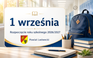 Grafika z okazji rozpoczęcia roku szkolnego. Na tle szkolnego korytarza widoczny jest granatowy plecak, kubek z ołówkami, stos książek oraz otwarty zeszyt z długopisem. Na dużej białej tablicy znajduje się napis: „1 września. Rozpoczęcie roku szkolnego 2026/2027” oraz „Powiat Lwówecki”.