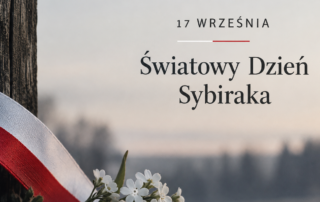 Grafika upamiętniająca Światowy Dzień Sybiraka, obchodzony 17 września. Na pierwszym planie biało-czerwona wstęga oraz drobne białe kwiaty ułożone przy pniu drzewa. W tle rozmyty, stonowany krajobraz. Na grafice widnieje napis: „17 września – Światowy Dzień Sybiraka”.