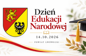 Grafika okolicznościowa z okazji Dnia Edukacji Narodowej, obchodzonego 14 października 2026 roku. Na jasnym tle widoczny jest herb Powiatu Lwóweckiego oraz napis „Dzień Edukacji Narodowej – 14.10.2026 – Powiat Lwówecki”. Po prawej stronie znajdują się książki i czarny biret z ozdobnym złotym chwostem. Całość uzupełniają subtelne złote i czerwone elementy dekoracyjne.