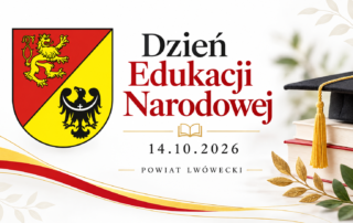 Grafika okolicznościowa z okazji Dnia Edukacji Narodowej, obchodzonego 14 października 2026 roku. Na jasnym tle widoczny jest herb Powiatu Lwóweckiego oraz napis „Dzień Edukacji Narodowej – 14.10.2026 – Powiat Lwówecki”. Po prawej stronie znajdują się książki i czarny biret z ozdobnym złotym chwostem. Całość uzupełniają subtelne złote i czerwone elementy dekoracyjne.